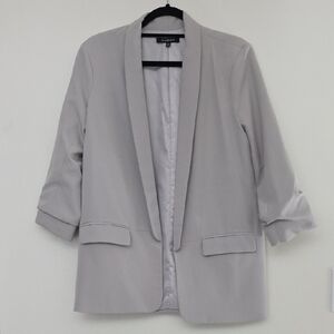 Chic Women's Blazer in Soft Gray